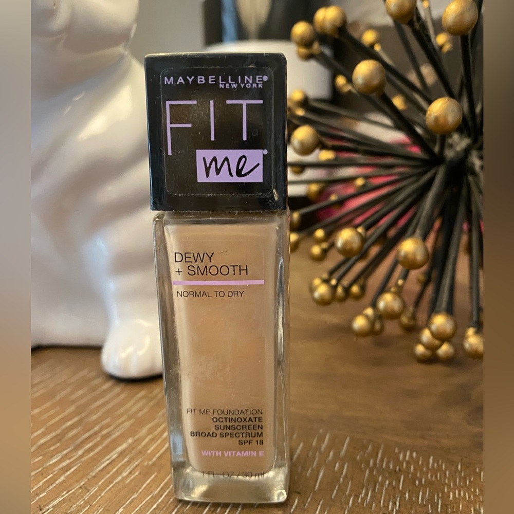 shade 128 warm nude  Fit ME® DEWY + SMOOTH
FOUNDATION MAKEUP